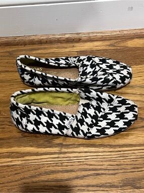 Toms Black and White Houndstooth Slip-On Flats